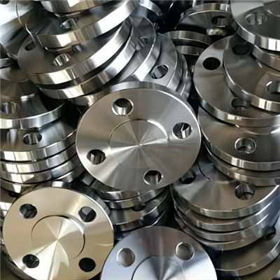 Cad iad na Míbhuntáistí a bhaineann le Pláta Cruach?