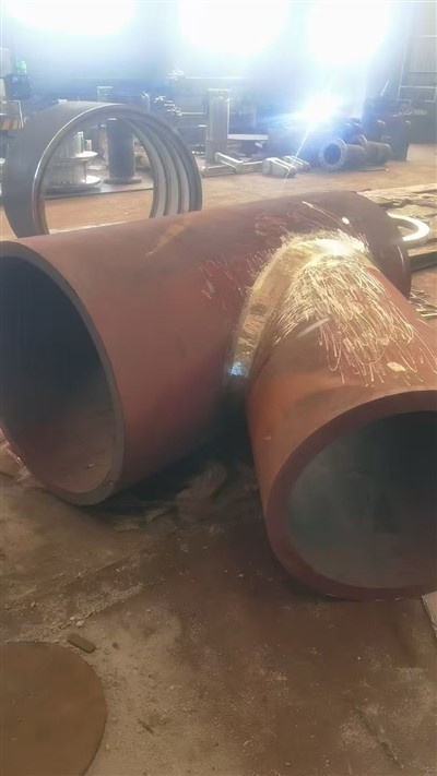 711×610×52 Tiubh-Cruach Carbóin Múrtha Táthaithe Y-Cineál Tí