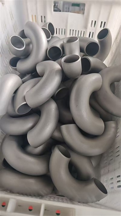 C4 Elbow Cruach Frithsheasmhach in Aigéad Nítreach